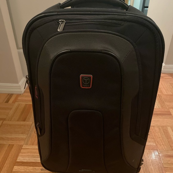 tumi travel suitcase